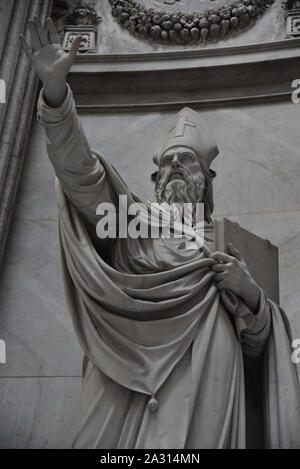 La pose de façon spectaculaire la Statua di Saint Ambrogio à l'intérieur de la Basilica di San Francesco di Paola, Naples, Italie, Europe. Banque D'Images