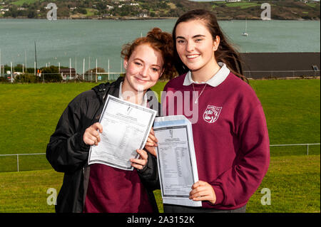 Schull, West Cork, Irlande. 4ème Oct, 2019. Plus de 64 000 étudiants dans l'Irlande a reçu leurs résultats Cert Junior cet après-midi. À Schull Community College, West Cork, de nombreux étudiants ont été à côté d'eux-mêmes avec le bonheur de voir leurs résultats. En photo avec leurs résultats sont Mary Egerton, Durrus et Niamh McCarthy, Schull. Credit : Andy Gibson/Alamy Live News. Banque D'Images