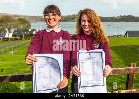 Schull, West Cork, Irlande. 4ème Oct, 2019. Plus de 64 000 étudiants dans l'Irlande a reçu leurs résultats Cert Junior cet après-midi. À Schull Community College, West Cork, de nombreux étudiants ont été à côté d'eux-mêmes avec le bonheur de voir leurs résultats. En photo avec leurs résultats sont Rhiannon McGrath, Ballydehob et Lauren Brampton, Kilcrohane. Credit : Andy Gibson/Alamy Live News. Banque D'Images