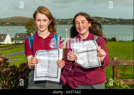 Schull, West Cork, Irlande. 4ème Oct, 2019. Plus de 64 000 étudiants dans l'Irlande a reçu leurs résultats Cert Junior cet après-midi. À Schull Community College, West Cork, de nombreux étudiants ont été à côté d'eux-mêmes avec le bonheur de voir leurs résultats. En photo avec leurs résultats sont Belle, Melvin-Caird Ballydehob et Madeline Stanley, Schull. Credit : Andy Gibson/Alamy Live News. Banque D'Images