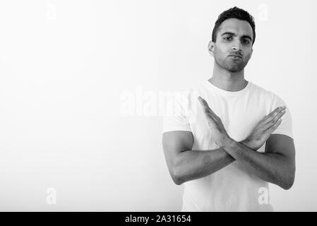 Beau jeune homme indien contre fond blanc Banque D'Images