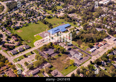 Photo aérienne de l'école primaire de Kegonsa, magnifique quartier historique de Stoughton, Wisconsin, USA. Banque D'Images