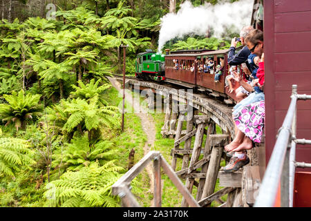 Melbourne, Australie - le 7 janvier 2009 : Puffing Billy Steam Train avec passagers repose sur un pont en bois. Dandenong Ranges près de Melbourne. Banque D'Images