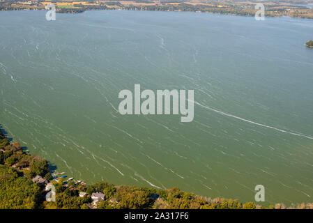 Photographie aérienne des courants de Langmuir sur le lac Kegonsa, Wisconsin, USA. Banque D'Images