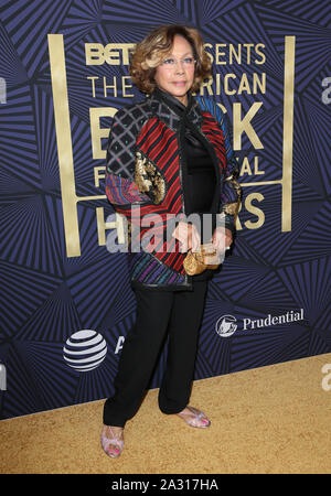 ***PHOTO*** Diahann Carroll est décédé à 84. Los Angeles, CA - le 17 février : Diahann Carroll, à BET'S 2017 American Black Film Festival rend hommage à prix, au Beverly Hilton Hotel en Californie le 17 février 2017. Credit : Faye Sadou/MediaPunch Banque D'Images