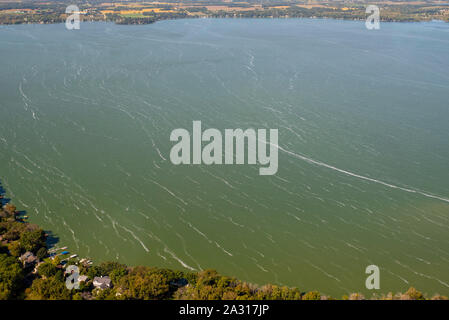 Photographie aérienne des courants de Langmuir sur le lac Kegonsa, Wisconsin, USA. Banque D'Images