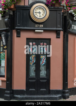 Réveil sur le mur d'un bar, la ville de Galway, comté de Galway, Irlande Banque D'Images