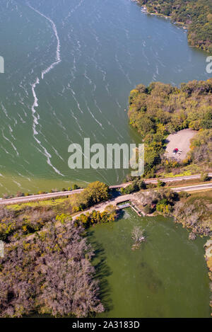 Photographie aérienne des courants de Langmuir sur le lac Kegonsa, Wisconsin, USA. Banque D'Images