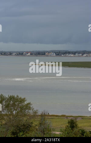 La baie de Somme vue de la chapelle des marins, le chemin descend vers le Cap Hornu, les chevaux dans un enclos au soleil. grande marée. Banque D'Images