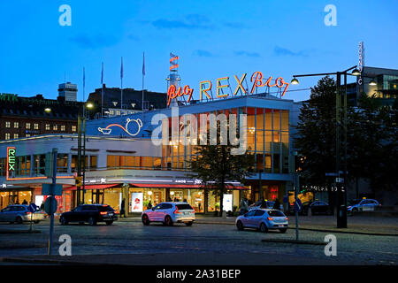 Cinéma Rex iconique Bio au bâtiment fonctionnaliste Lasipalatsi à Helsinki, Finlande, illuminé d'enseignes au néon au crépuscule. Le 2 octobre 2019. Banque D'Images