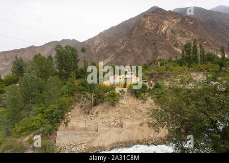 Eagle's Nest Hotel situé à 2850 mètres d'altitude avec une vue imprenable sur la vallée de Hunza. Banque D'Images