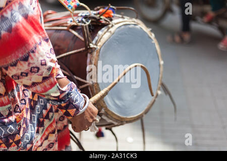 Le dhol est un tambour utilisé pendant les processions et les fêtes de mariage pendjabi. Dans l'ouest du Pendjab. Banque D'Images