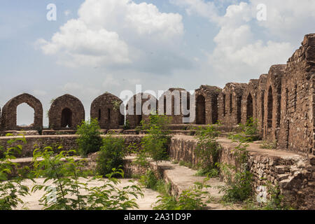 Le fort de Rohtas (Punjabi, ourdou : قلعہ روہتاس, romanisé : Qilā Rohtās) est une forteresse du 16e siècle située près de la ville de Dina dans le Jhelum, au Punjab. Banque D'Images