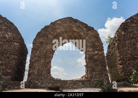 Le fort de Rohtas (Punjabi, ourdou : قلعہ روہتاس, romanisé : Qilā Rohtās) est une forteresse du 16e siècle située près de la ville de Dina dans le Jhelum, au Punjab. Banque D'Images