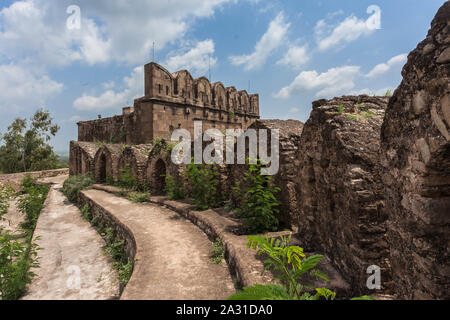 Le fort de Rohtas (Punjabi, ourdou : قلعہ روہتاس, romanisé : Qilā Rohtās) est une forteresse du 16e siècle située près de la ville de Dina dans le Jhelum, au Punjab. Banque D'Images