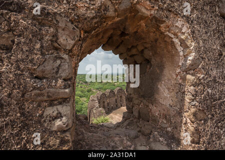 Le fort de Rohtas (Punjabi, ourdou : قلعہ روہتاس, romanisé : Qilā Rohtās) est une forteresse du 16e siècle située près de la ville de Dina dans le Jhelum, au Punjab. Banque D'Images