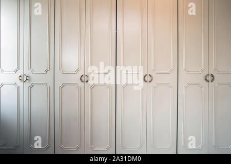 Les portes de penderie de luxe blanc gros plan bois, design moderne Banque D'Images