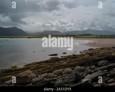 Les touristes sur la plage, Coumeenoole Goulane Ard, Brandon, comté de Kerry, Irlande Banque D'Images