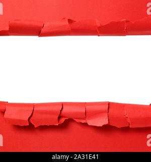 La bande de papier rouge déchiré avec fond blanc copy space Banque D'Images