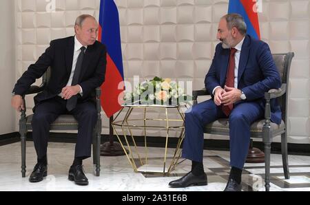 Le président russe Vladimir Poutine, à gauche, lors d'une réunion bilatérale avec le Premier Ministre arménien, Nikol Pashinian en marge du Conseil économique eurasienne du 1er octobre 2019, à Erevan, Arménie. Banque D'Images
