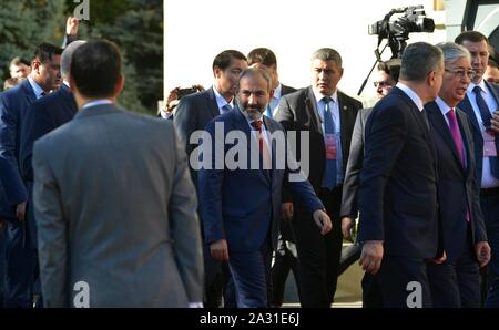 Le premier ministre arménien Nikol Pashinian, centre, promenades avec d'autres dirigeants au cours de la conférence du Conseil économique eurasienne du 1er octobre 2019, à Erevan, Arménie. Banque D'Images