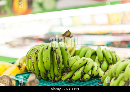 Une banane est un fruit comestible – botaniquement une baie – produit par plusieurs sortes de grandes plantes herbacées fleuries du genre Musa. Banque D'Images