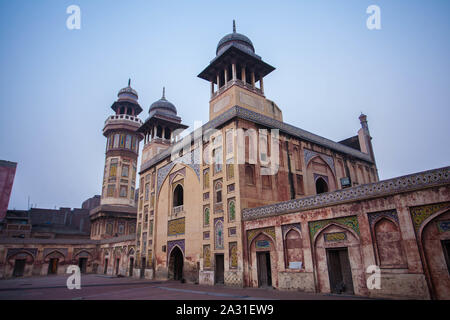 La Mosquée Wazir Khan est une mosquée du XVIIe siècle située dans la ville de Lahore, capitale de la province pakistanaise du Pendjab. Banque D'Images