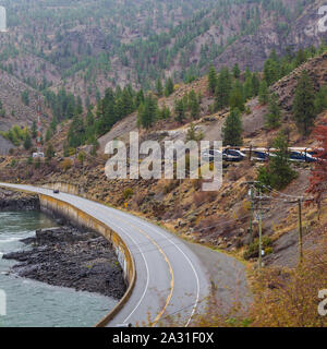 Le Rocky Mountaineer train touristique au-dessus de l'autoroute transcanadienne dans la vallée de la rivière Thompson en Colombie-Britannique Banque D'Images