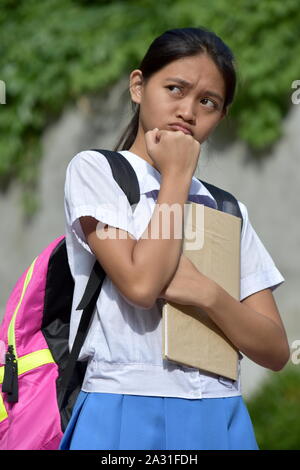 Philippines jeune adolescent étudiant Fille de l'école et la confusion Banque D'Images