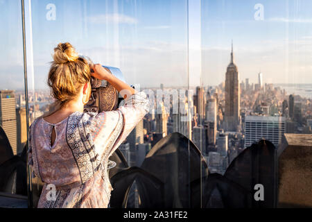 E de l'emblématique sur les télescopes de l'Observatoire Top of the Rock avec l'Empire State Building dans la distance, New York City, USA. Banque D'Images