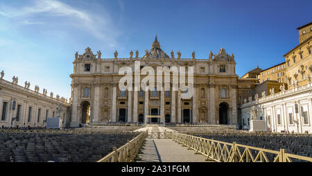 Des rangées de sièges vides en face de la Basilique St Pierre dans la Cité du Vatican, Rome, Italie Banque D'Images