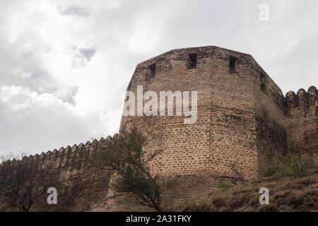 Le fort Ramkot est un fort ancien situé à Azad Cachemire, au Pakistan, actuellement à côté du barrage de Mangla. Il est accessible par bateau. Banque D'Images