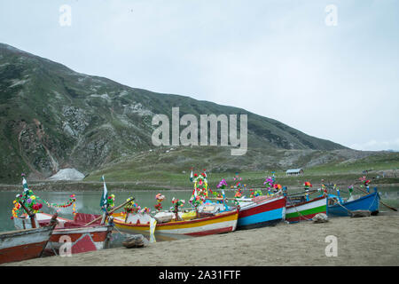 Saiful Muluk (ourdou : جھیل سیف الملوک) est un lac montagneux du nord du Pakistan, situé à l'extrémité nord de la vallée de Kaghan. Banque D'Images