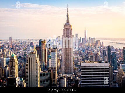 Les gratte-ciel de New York, y compris l'Empire State Building, le One World Trade Center et le fleuve Hudson, aux États-Unis. Banque D'Images