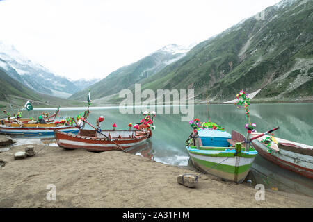 Saiful Muluk (ourdou : جھیل سیف الملوک) est un lac montagneux du nord du Pakistan, situé à l'extrémité nord de la vallée de Kaghan. Banque D'Images