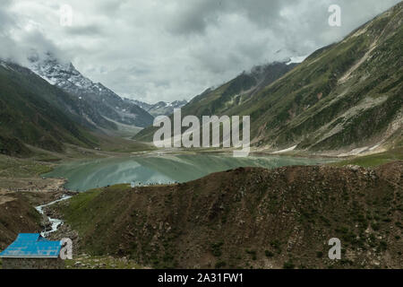 Saiful Muluk (ourdou : جھیل سیف الملوک) est un lac montagneux du nord du Pakistan, situé à l'extrémité nord de la vallée de Kaghan. Banque D'Images