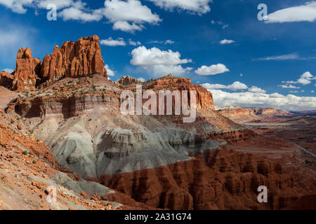 Les clochers de Wingate Sandstone passant au-dessus du terrain environnant. Capitol Reef National Park, Utah Banque D'Images