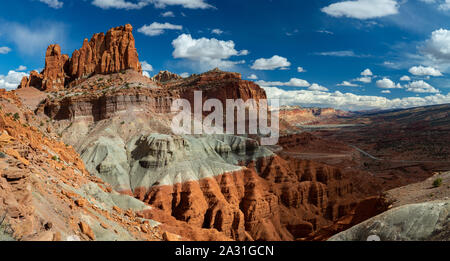 Wingate Sandstone spires s'élevant au-dessus de l'autoroute 24 et le terrain environnant. Capitol Reef National Park, Utah Banque D'Images
