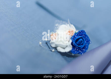 Costume de mariage bleu clair pour les hommes avec des fleurs artificielles Banque D'Images