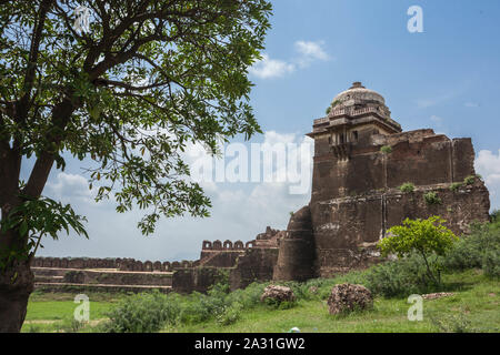 Le fort de Rohtas (Punjabi, ourdou : قلعہ روہتاس, romanisé : Qilā Rohtās) est une forteresse du 16e siècle située près de la ville de Dina dans le Jhelum, au Punjab. Banque D'Images