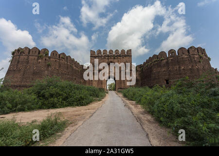 Le fort de Rohtas (Punjabi, ourdou : قلعہ روہتاس, romanisé : Qilā Rohtās) est une forteresse du 16e siècle située près de la ville de Dina dans le Jhelum, au Punjab. Banque D'Images