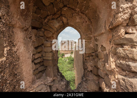 Le fort de Rohtas (Punjabi, ourdou : قلعہ روہتاس, romanisé : Qilā Rohtās) est une forteresse du 16e siècle située près de la ville de Dina dans le Jhelum, au Punjab. Banque D'Images