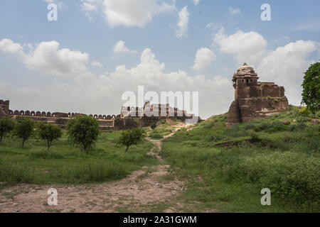 Le fort de Rohtas (Punjabi, ourdou : قلعہ روہتاس, romanisé : Qilā Rohtās) est une forteresse du 16e siècle située près de la ville de Dina dans le Jhelum, au Punjab. Banque D'Images