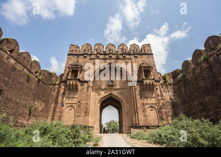 Le fort de Rohtas (Punjabi, ourdou : قلعہ روہتاس, romanisé : Qilā Rohtās) est une forteresse du 16e siècle située près de la ville de Dina dans le Jhelum, au Punjab. Banque D'Images