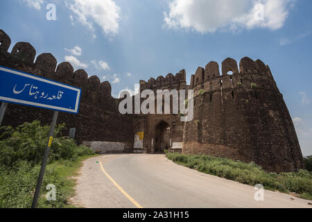 Le fort de Rohtas (Punjabi, ourdou : قلعہ روہتاس, romanisé : Qilā Rohtās) est une forteresse du 16e siècle située près de la ville de Dina dans le Jhelum, au Punjab. Banque D'Images