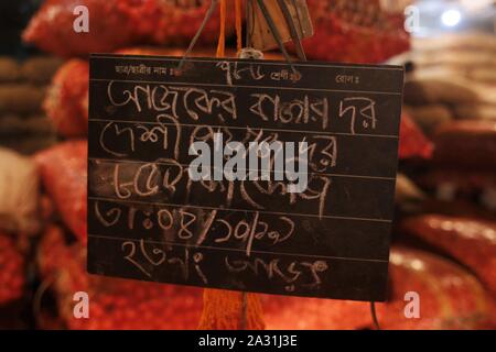 Dhaka, Bangladesh. 5ème Oct, 2019. Conseil : Les oignons se bloque sur au marché de gros Bazar Kawran à Dhaka. Oignons prix monte après l'Inde a interdit son exportation pour le pays. Credit : MD Mehedi Hasan/ZUMA/Alamy Fil Live News Banque D'Images