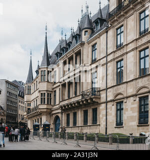 La Ville de Luxembourg, Luxembourg - mai 19. 2019 : passé l'extérieur de la Chambre des Députés, l'Assemblée nationale monocamérale de Luxembourg Banque D'Images