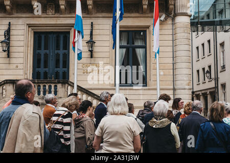 La Ville de Luxembourg, Luxembourg - mai 19. 2019 : Les gens de l'extérieur Chambre des Députés, l'Assemblée nationale monocamérale de Luxembourg. Focus sélectif. Banque D'Images