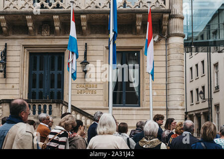 La Ville de Luxembourg, Luxembourg - mai 19. 2019 : Les gens de l'extérieur Chambre des Députés, l'Assemblée nationale monocamérale de Luxembourg. Focus sélectif. Banque D'Images