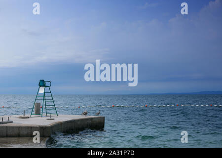 Lifeguard tower sur la plage avec approche de l'orage en Europe Banque D'Images